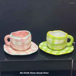Tazas Taza de café a cuadros de tela pintada a mano de color bajo vidriado de estilo japonés Taza de cerámica irregular de dibujos animados y traje de platillo