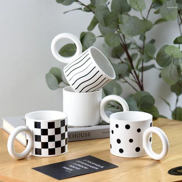 Tasses de style coréen Simple Black White Checkerboard Dots Mug Creative Big Bound Circle Handle Cake Couple Couple de thé Water Cups Gift