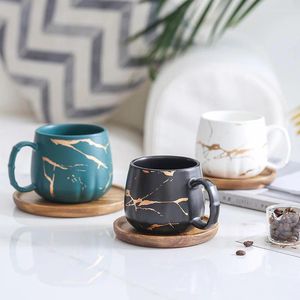 Tasses tasse à café mate série Lace Gold tasse à thé en céramique noire et blanche japonaise avec soucoupes en bois.