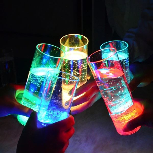 Tasses LED tasses clignotantes automatiques multicolores allumer tasses tasses de bière de vin tasses de boisson de whisky pour la cuisine de fête décor de noël Y5GB 231009
