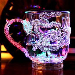 Mokken LED Flash Magic Color Changing Dragon Cup Water geactiveerd Light-Up Bier Koffie Melk Thee Wijn Whisky Bar Mok Reiscadeau Taza 1pc 230906