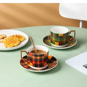 Tasses légères de luxe de luxe tasse à la maison petite céramique et soucoupe exquise ensemble la décoration de thé de l'après-midi haut de gamme nordique tasse de thé