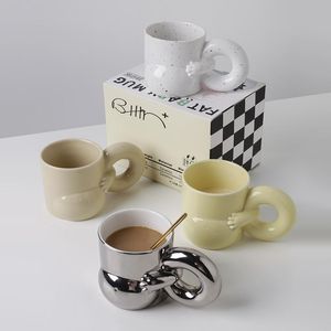 Tasses Tasse à café de luxe légère couleur pure Simple en céramique eau mignon bureau cadeau tasse en boîte avec poignée d'anneau de natation 290ml