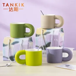 Tasses vivent une bonne vie à haute beauté vitrée d'activité de tasse de tasse