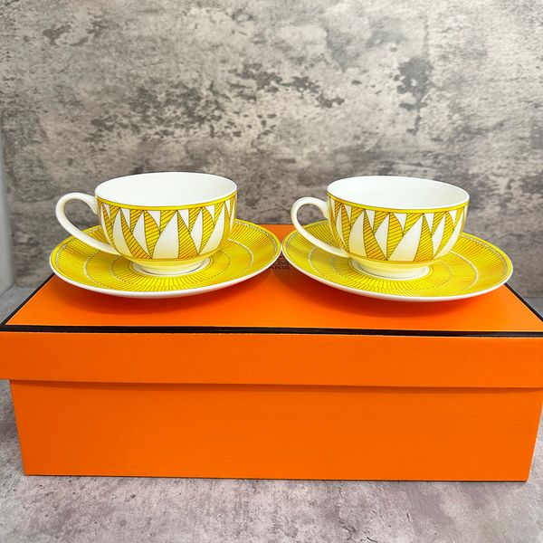 Tazas de lujo Taza de té Juego de 2 arte vintage Café de cerámica y platos Euro Royal Tacups Saucers Regalos 230817