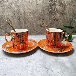 Mugs Luxury 2 Sets Euro Royal Court Bone China Cups and Saucers Retro Parp Coffee Afternoon Tea Set met lepel geschenkdoos 230817