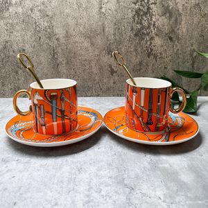 Tasses Luxury 2 ensembles Euro Royal Court Bone China Cups and Saucers Retro Couple Coffee TEAT TEA TEA SET AVEC BOX Gift Box 230817