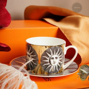 Tazas de lujo Gold Sun Face Style Taza de café de cerámica y platillo Set Home Aftern Tea Milk Flower Mug Signos del zodiaco 230818