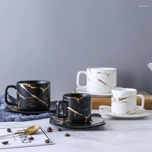 Tazas Café de mármol taza de café en blanco y negro.Taza de oro de vidrio