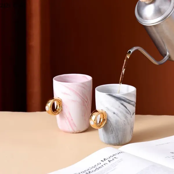 Tazas Taza de cerámica con textura de mármol, creativo anillo de diamante dorado con mango, taza de café de alta belleza para parejas, bebidas para el hogar, tazas para desayuno