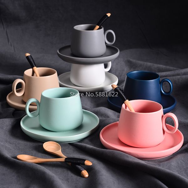 Tasses Tasse à café en céramique nordique Simple Sixcolor ensemble avec soucoupe et cuillère maison bureau café cadeaux amusants 230829