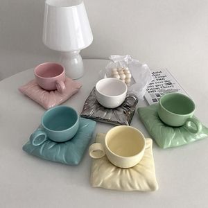 Tasses Tasse en céramique nordique créative après-midi tasse à thé Macaron oreiller sac café crème glacée tasses à lait avec poignée décor de bureau 2322