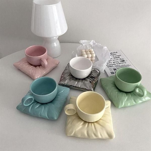 Tazas Taza de cerámica nórdica Taza de té creativa de la tarde Macaron Bolsa de almohada Café Helado Tazas de leche con mango Decoración de escritorio 202G