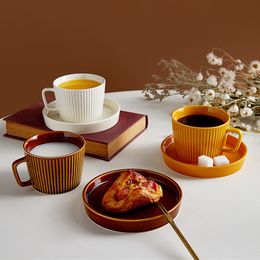 Tasses nordiques en céramique tasse vintage tasse de café réutilisable Saucer rétro créatif tasse élégante ensemble de tasses