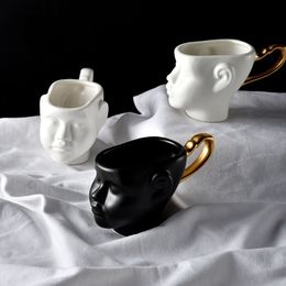 Tazas decoración nórdica de la cara creativa copa de porcelana y cerámica de platillo juego de té simple tazas de café de diseño moderno 230815