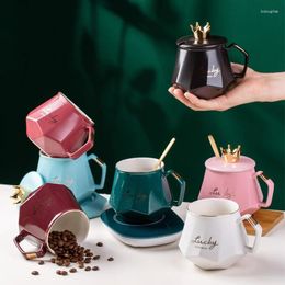 Tasses Nordic Simple Crown Ceramic tasse de tasse à thé avec café de couvercle Cadeau de tasse haut de gamme de bureau tridimensionnel irrégulière pour ami