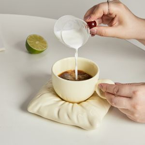 Tasses Tasse en céramique de Style nordique avec oreiller caboteur Couple créatif tasse à café tasses à thé soucoupes coffret cadeau de noël Drinkware 230904