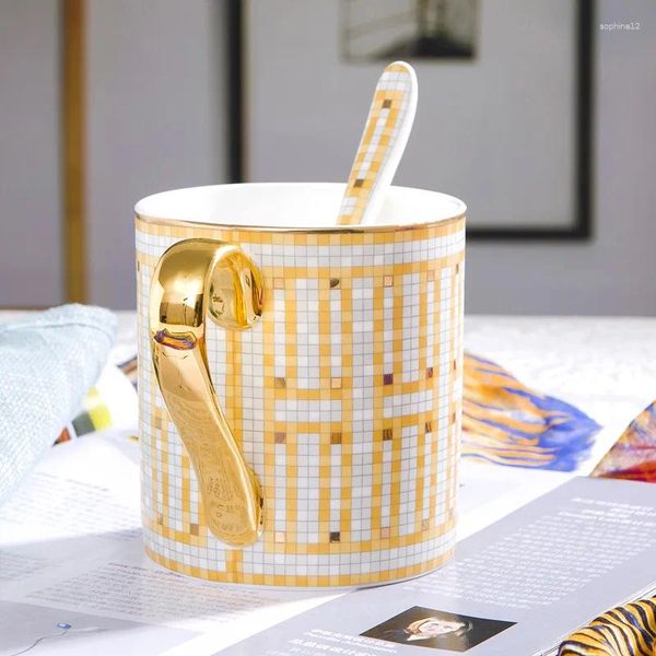 Tazas estilo nórdico Jingdezhen Copa de cerámica Café de agua Café China de hueso con un regalo de oro con cuchara