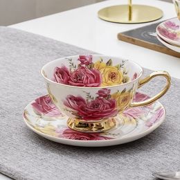 Mokken Pastoral Rose Bone China Tea Cup Saucer Lepel Set 200 ml Europe Geavanceerd Porselein Coffee Cafe Ceramic Floral Tea Cupship 230818