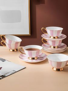 Mokken roze keramische koffie thee beker met schotelbot China mok Britse middagbekers set watermelk latte café drinkware 230818