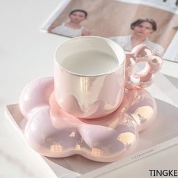 Tazas Taza de café de porcelana con pétalos de flores rosas Juego exquisito Té perfumado de la tarde con taza de platillo