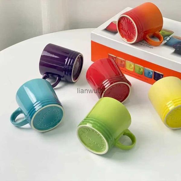 Tazas Tazas con gradiente de color de estilo nórdico popular Taza creativa de macarrón Color degradado Taza de arco iris de color fresco Tazas de cerámica con regalo de mano L2402