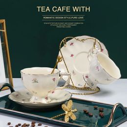 Tasses Tasse et soucoupe en céramique européenne Rose rouge avec cuillère café de fête à la maison tasse à café service à thé anglais après-midi cadeau créatif 231214