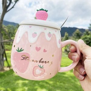 Tasses Relief Strawberry Ceramic Cup Creative et mignon Internet Celebrity Ice Cream Gift Water Spoon avec couvercle Tasse