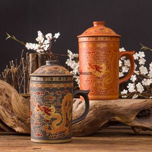 Mugs Retro Yixing Dragon Phenix Purple Clay Tea Mug avec couvercle et infuser à la main en céramique tasse tasse de thé à eau Casse à la maison Drinkware 230817