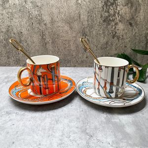 Tasses royales de luxe en porcelaine tasse de café et soucoupe avec une boîte bleue coffre de thé européen anniversaire d'anniversaire de ménage de ménage de Noël 230817