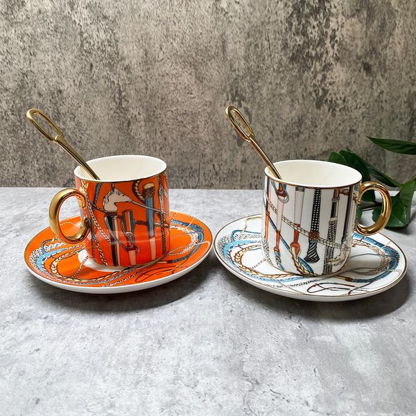 Tasses royales de luxe en porcelaine tasse de café et soucoupe avec une boîte bleue coffre de thé européen anniversaire d'anniversaire de ménage de ménage de Noël 230817