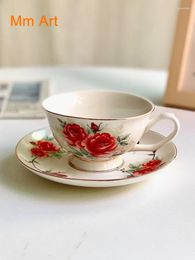 Tazas te envían un pequeño juego de café de cerámica de rosa de flores rojos