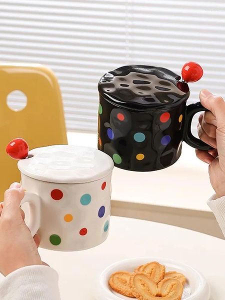 Tazas Copa de cerámica de lunares simple y colorida con agua de tapa Agua Nordic Style Pareja Taza Café de oficina