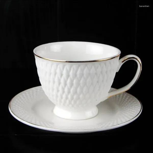 Tasses à thé de haut niveau tasse de céramique royale britannique peinte en or diamant en forme de café de haute qualité en forme de diamant de haute qualité