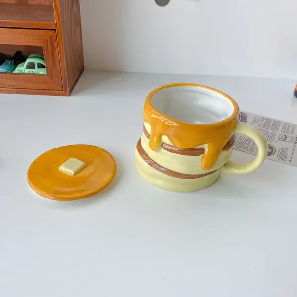 Tazas Taza de cerámica de color bajo con tapa con tapa creativa linda muffin de miel tridimensional dibujos animados de agua amarilla taza de agua amarilla
