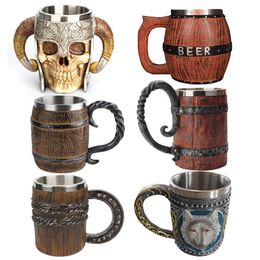 Mugs Viking Wood Style Beer Mok Kerstcadeau Simulatie HOUTEN BUREL BIER MOUD Dubbele muur drank Cup Metal Bar Beverage J240428