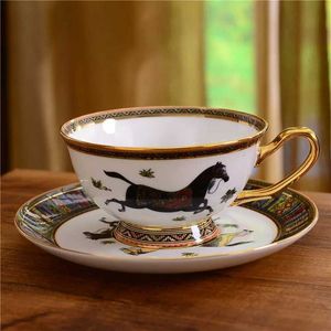 Mokken vintage paardenthee en schotel Euro Style Bone Porcelain Coffee Cup Set Royal Gold Trim Cup Saucer geschenkdoos verpakt 230812
