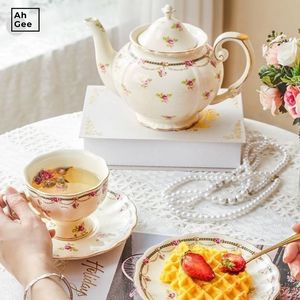 Mokken vintage porseleinen theekop en schoteltjes set luxe ketel thuisdecoratie bloemen Europa keramische mug koffie met plaat 230818