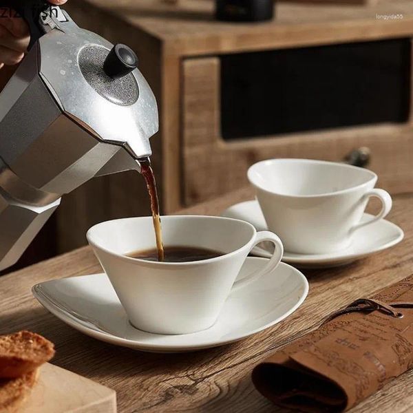 Tazas de café y platillo de cerámica blanca de cerámica