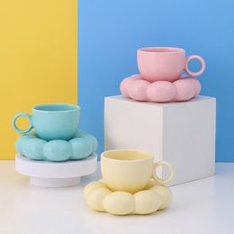 Mokken Groothandel Custom Ceramic Cappuccino Coffee Cup en Saucer Set Bloemvorm herbruikbare gepersonaliseerde ontbijttheek Milk Espresso Mug 230815