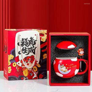 Tasses Année du Tiger Cartoon Coupe en céramique mignon Girls Girls Holiday Gift avec couvercle et lait Tasse de tasse Pratique