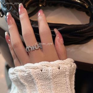 MUI Letter Zircon Open Ring pour les femmes Luxury Luxury Luxury Small and Popular Instagram Design haut de gamme polyvalent index à la mode Mui Mui Mui Ring 2024