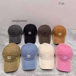 Mui Mui Bucket Hat Summer Nieuwe Burr Hole Baseball Cap voor vrouwen met gradiëntontwerp, casual schaduw- en zonbeschermingshoed die er klein uitziet op het gezicht