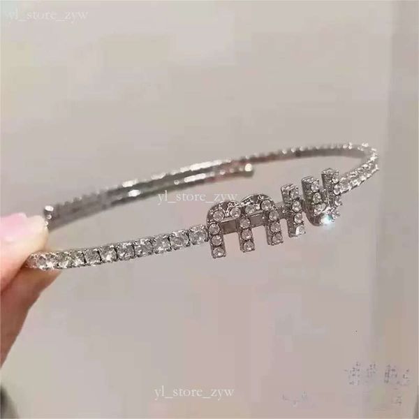 Collier Mui Mui Designer Femmes Mui Pearl Collier Bracelet Luxe Luxury Fashion Versatile Haut-glindier boucle de papillon suspendu