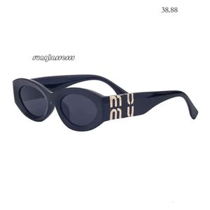 Gafas de sol Mui Mui 2024 Diseñador MU 7102 Marco pequeño de marca y mujer Gafas ovaladas Gafas de sol polarizadas 932