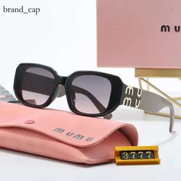 Mui Mui Lunettes de soleil Lunettes de soleil Designes de soleil Luxury Lunettes pour femmes Lettre Mui Mui Mui UV400 ADUMBRAL TRAVAIL MODE STRAND LOCLESS BOX CADEAU 12 COULEUR DF7C