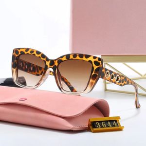 Mui Mui Lunettes de soleil Femmes Tortoise Shell Lunettes de soleil Schéma de couleurs sauvages Squêtes de chat American style American Multi Color Lunettes de soleil Lunettes d'extérieur lunettes d'extérieur