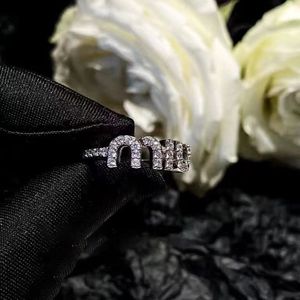 MUI bague d'index super flash incrustée de diamants avec lettre ouverte, bague de mode féerique, exquise, légère, haut de gamme et polyvalente