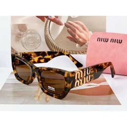 Mui zonnebril Hoogwaardige MUI Glimpse 2024 Womens Summer Classic Cat Eye Rectangle Zonnebril voor vrouwen MUI Designer modemerk M Letter Glazen 2661 HF0J