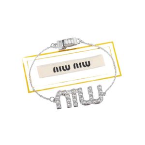 Muimu Bracelet Designer Bijoux Original Qualité Lettre Plein Diamant Bracelet Cuivre Plaqué Platine Avec Double Timbres En Acier Luxueux Haute Qualité Femelle